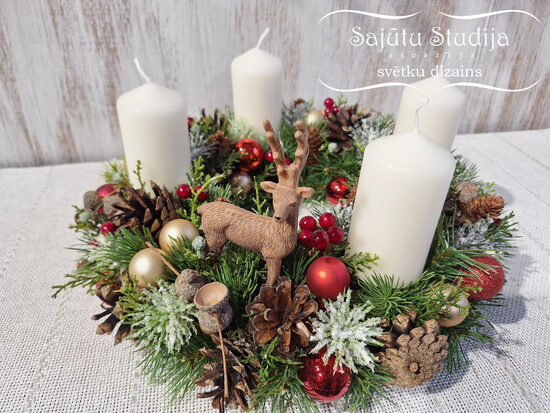 Adventes vainags ar stirniņu un gaišām svecēm